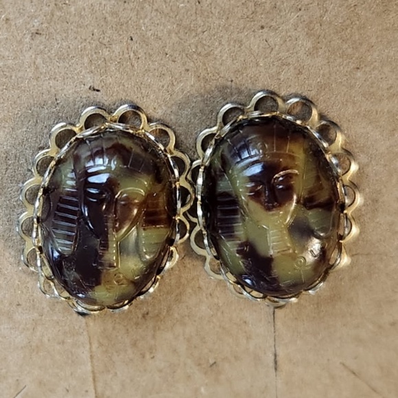 Vintage, gold tone, carved cameo of a pharaoh, clip on earrings - Picture 11 of 13